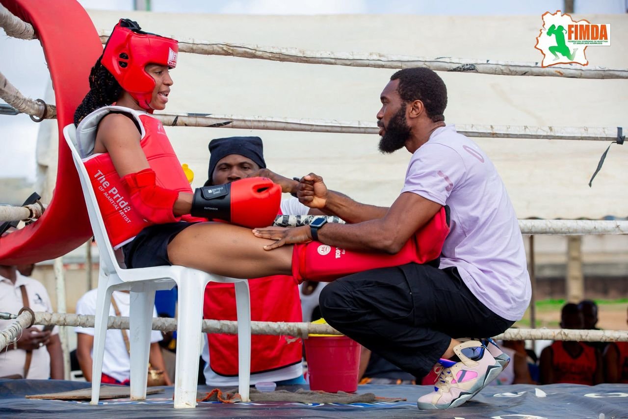 Kamaté Abi dans son coin avec son coach — FIMDA